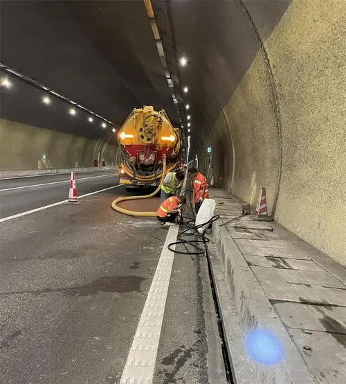 阆中隧道排水渠清淤